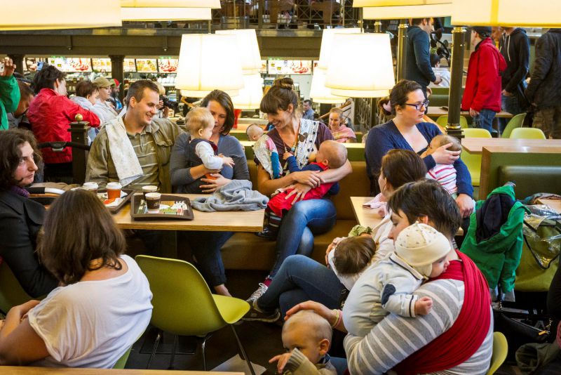 Budapest, 2015. május 22. Csecsemőjüket szoptató édesanyák figyelemfelhívó flashmobja a Nyugati pályaudvar mellett lévő McDonald's gyorsétteremben