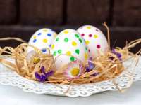 Készíts egyszerűen fehér tojást, majd díszítsétek együtt filccel vagy festékkel!